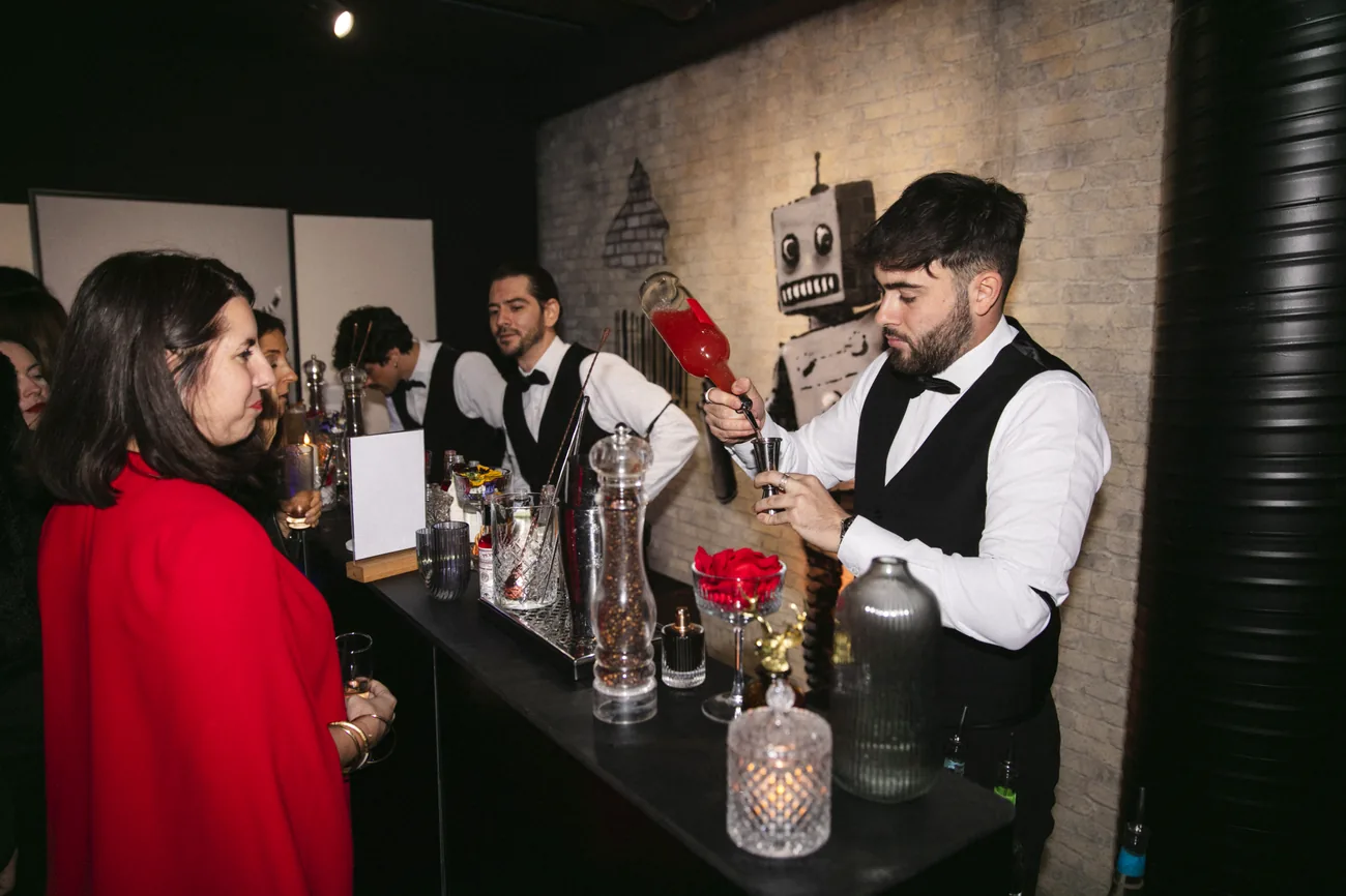 Mixologie : cocktail préparé au bar signature
