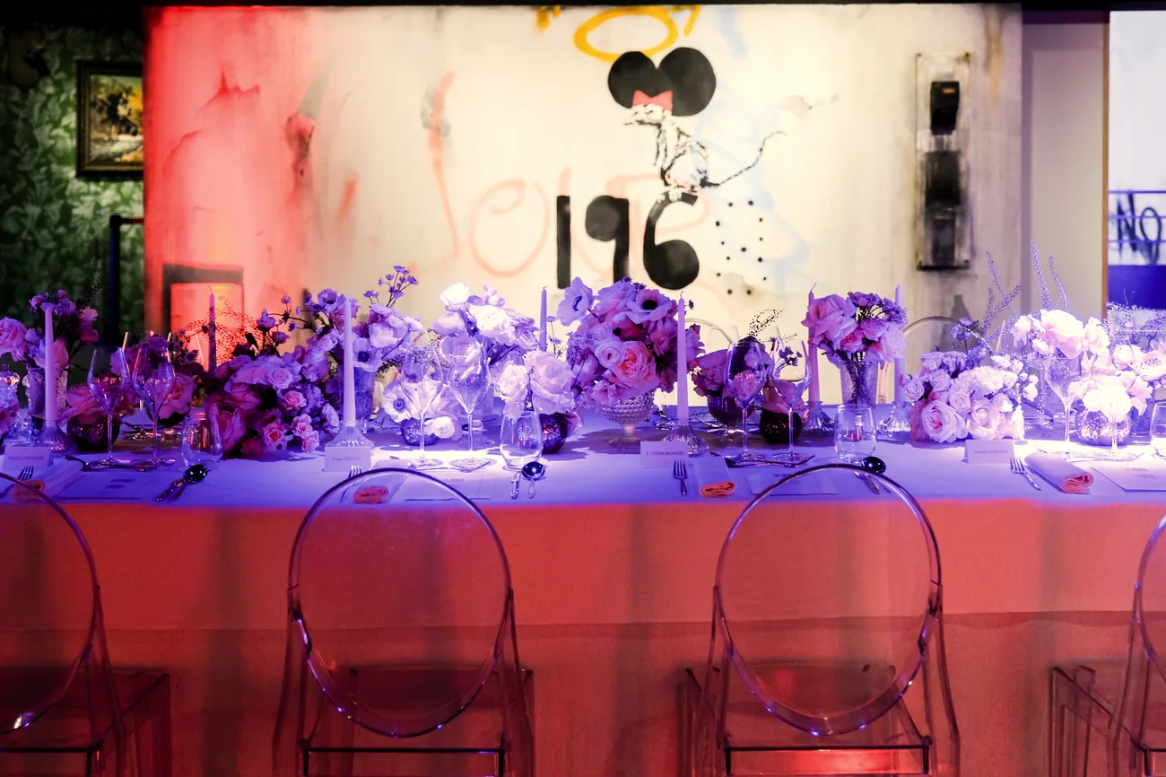Grande table dressée au Musée Banksy — vue d’ensemble