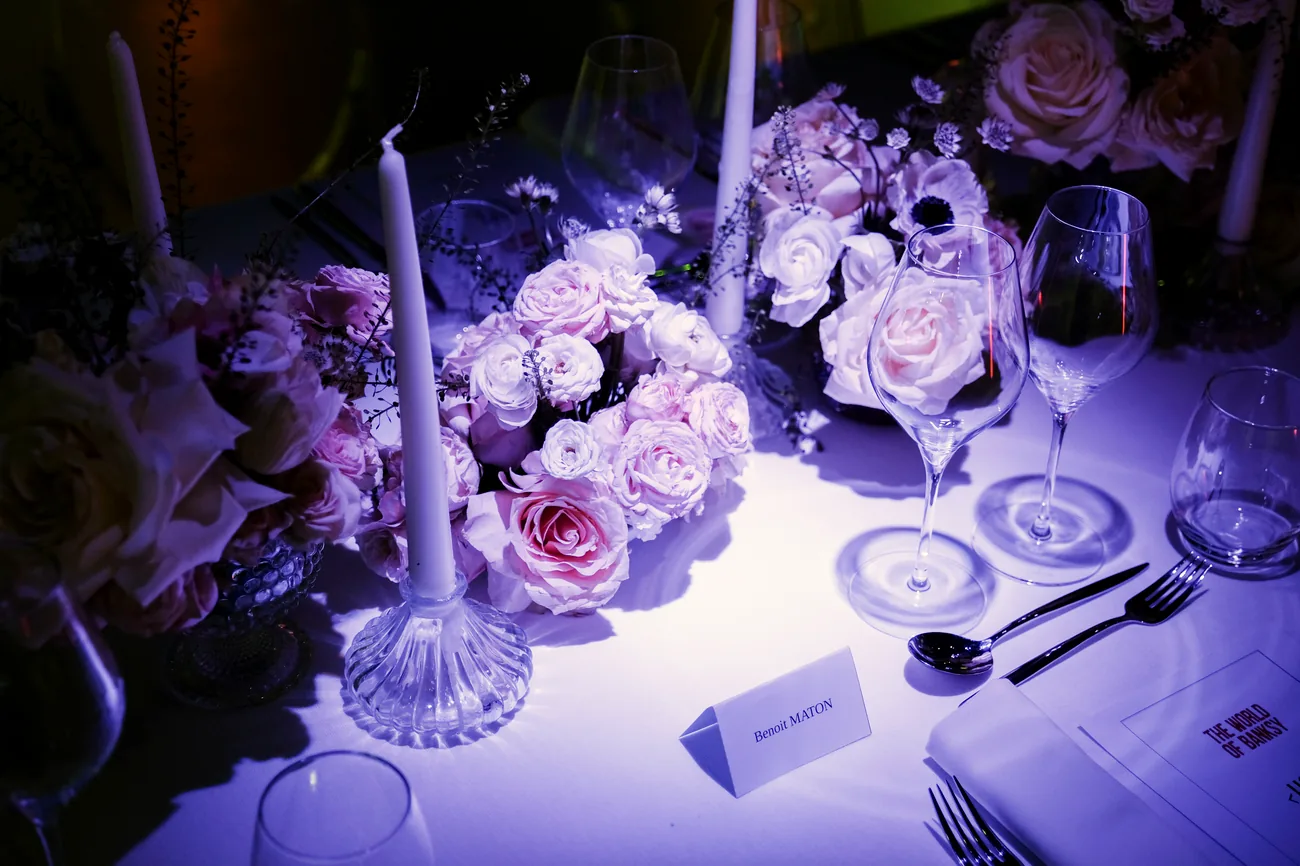 Dressage de la grande table : fleurs, bougies et cristal