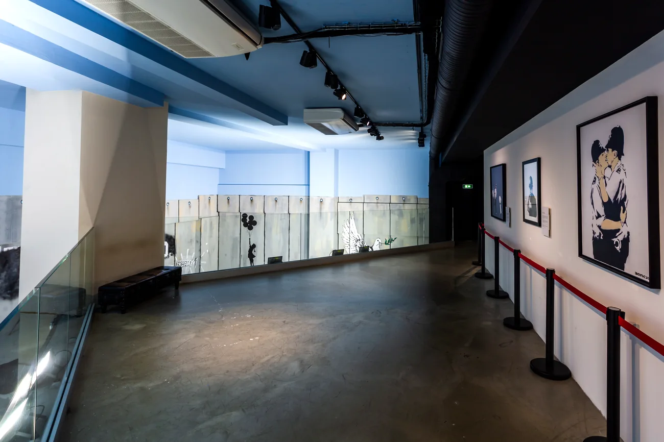 Petit déjeuner au Musée Banksy — mezzanine