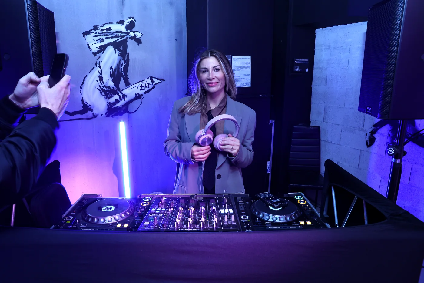 DJ aux platines lors d’une soirée dansante au Musée Banksy