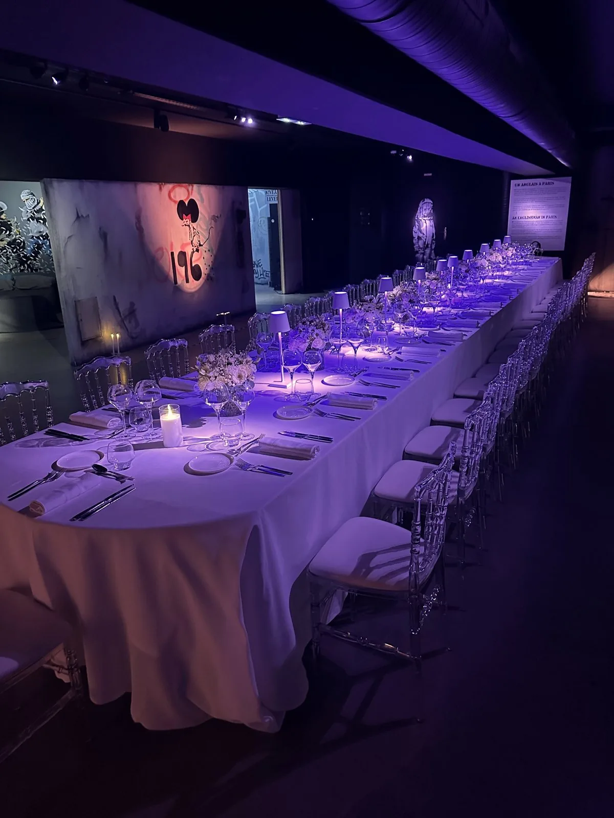 Dîner privatisé en lumière tamisée au Musée Banksy