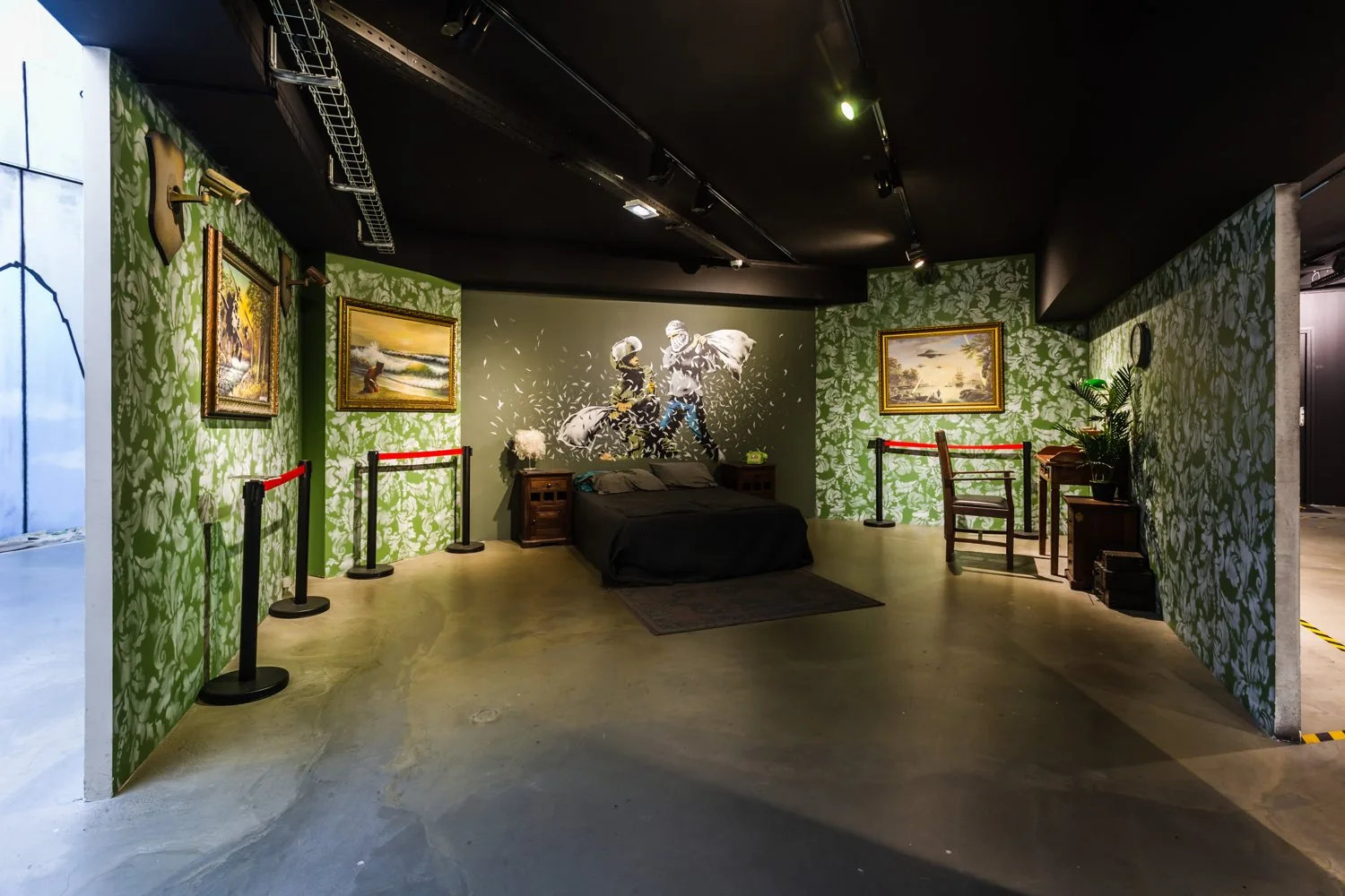 Salle d’exposition du Musée Banksy avec œuvres encadrées